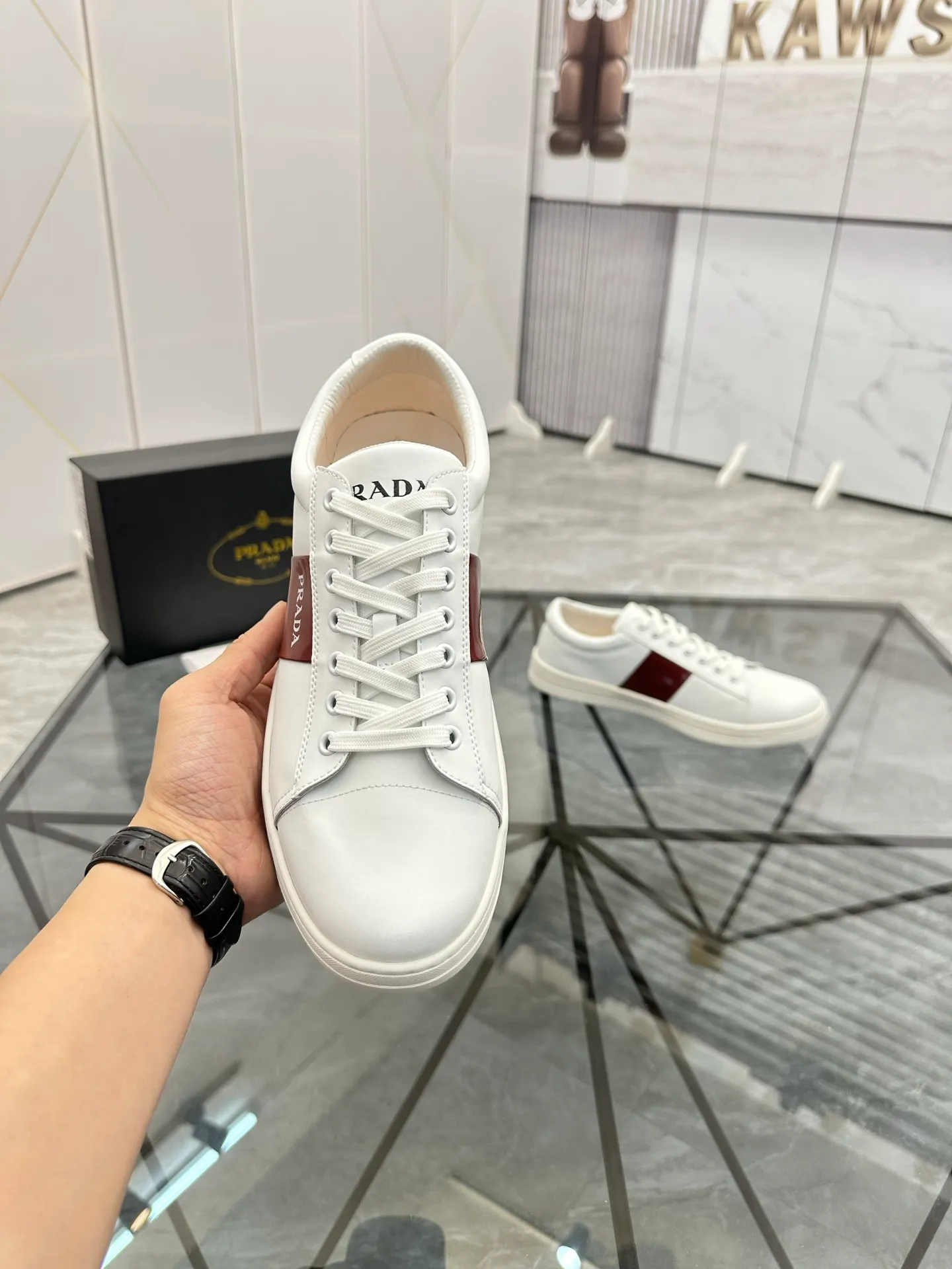 Men's shoes: 💰P400¥ Product trademark: Prada *"Prada*" low-top casual shoes Regular size: 38-44 (can be customized to 45) Product materials: imported cowhide upper, sheepskin lining, original outsole. Number: 020